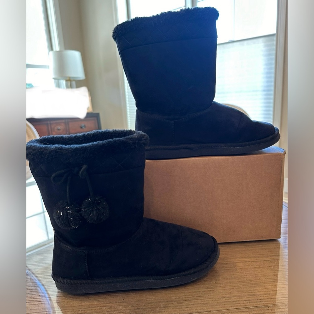 SOlD - Girls boots - size 4